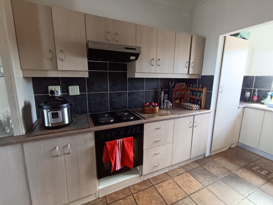 To Let 4 Bedroom Property for Rent in Hoogland Western Cape